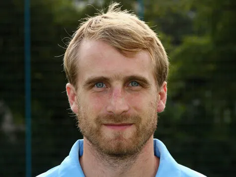 Un arbitre pète le nez d&rsquo;un joueur