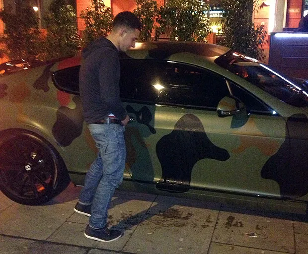 Photo : pipi sur la voiture de Balotelli