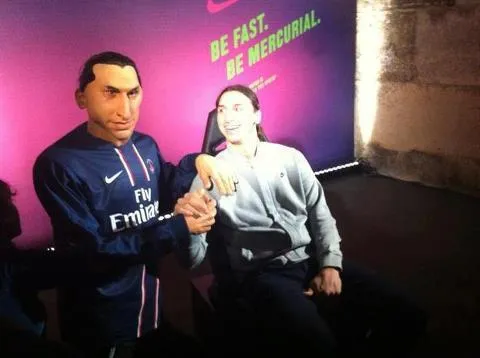 Photo: Zlatan et sa marionnette