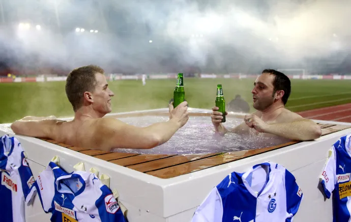 Photo: Supporters dans un jacuzzi