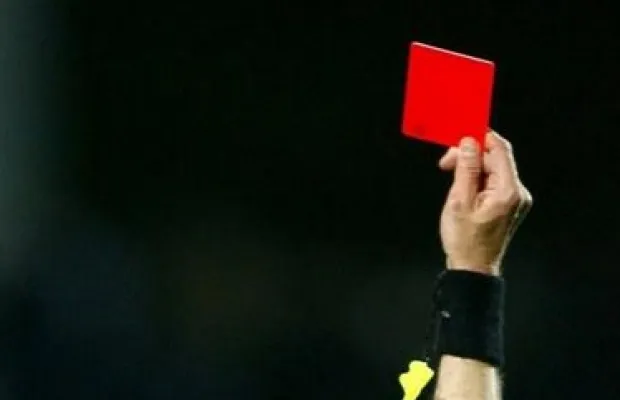 Un match arrêté après 5 cartons rouges