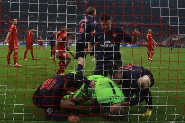 Photo : Neuer ne lâche pas le ballon