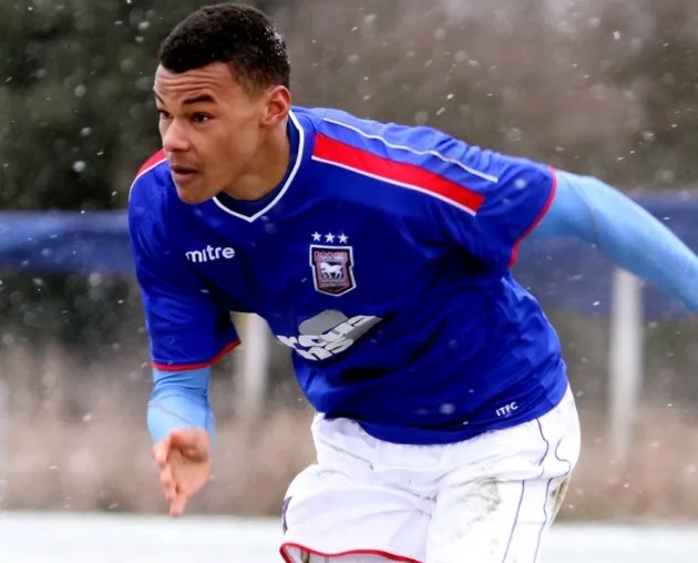 Il offre deux billets à un fan