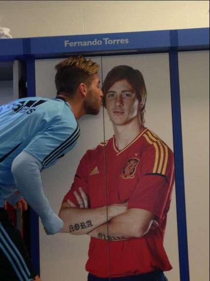 Photo: Quand Ramos embrasse Torres