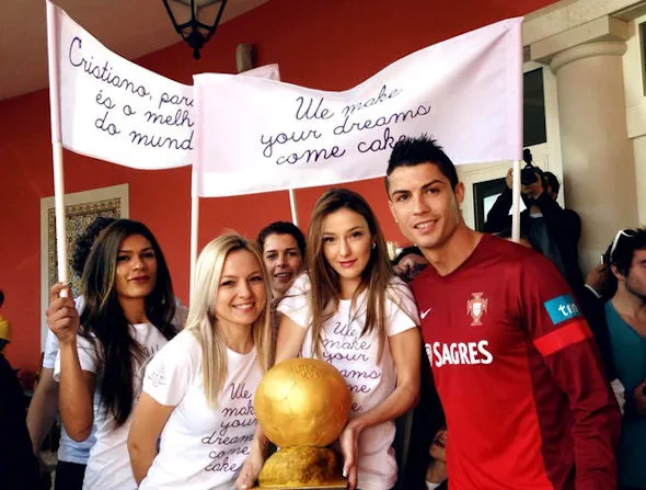 Photo : Ronaldo et son gâteau doré