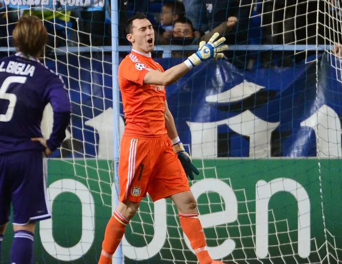 Proto, gardien à neuf doigts