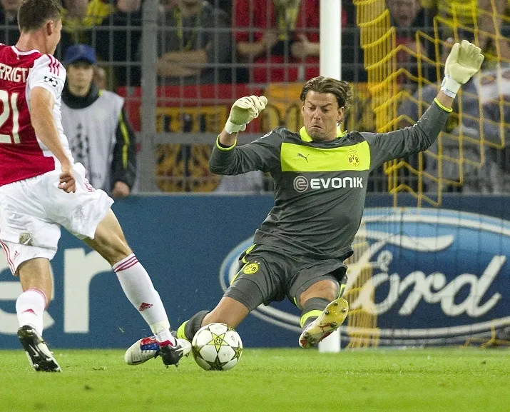 Comment un gardien doit-il sortir dans les pieds ?