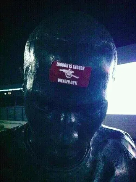 Photo: « Wenger out » sur la statue de Henry