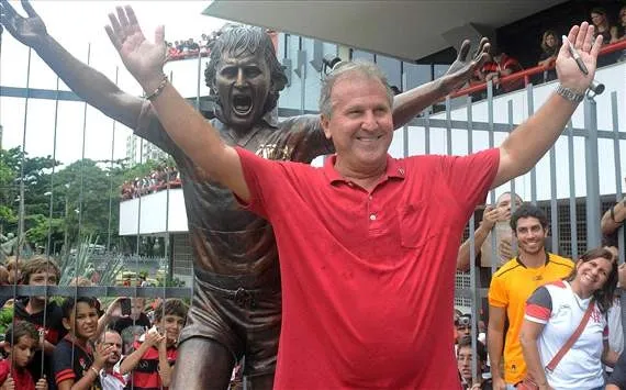 Photo: Zico a sa statue