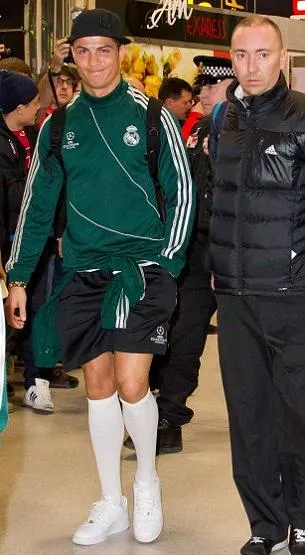 Photo: CR7 et ses chaussettes remontées