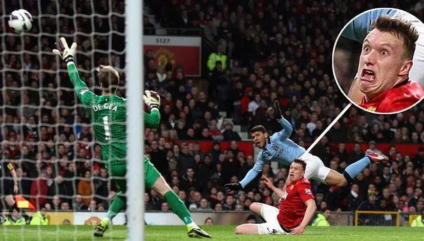 Photo: La sale tête de Phil Jones