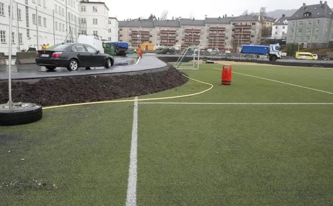 Photo : Une route sur la pelouse