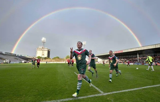 Un arc-en-ciel au moment du but