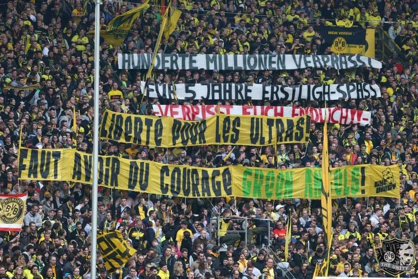 Photo : La Südtribüne avec les Green Angels