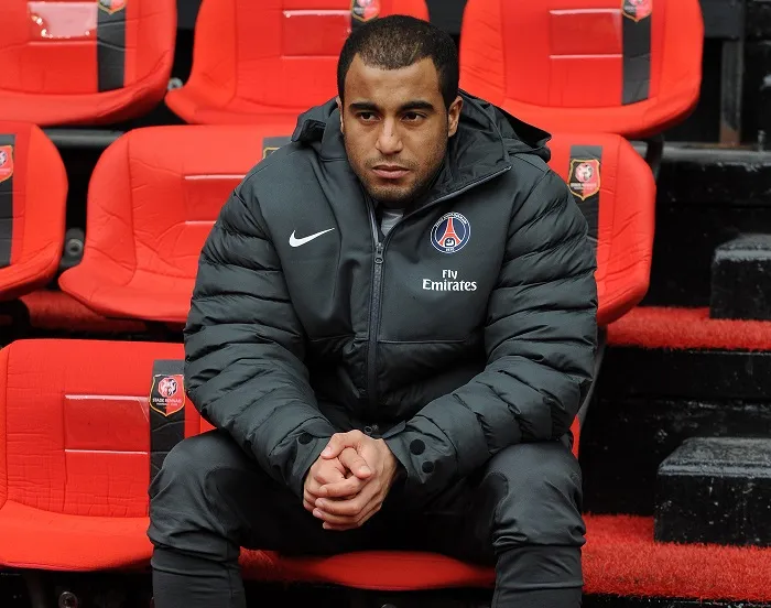 Lucas Moura vend ses autographes