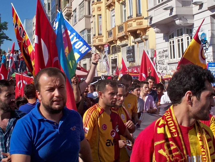 Foot OM - L'OM alerte ses supporters sur un problème de drapeau à Istanbul  - Foot 01