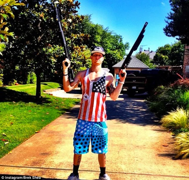 Photo : Il pose armes à la main