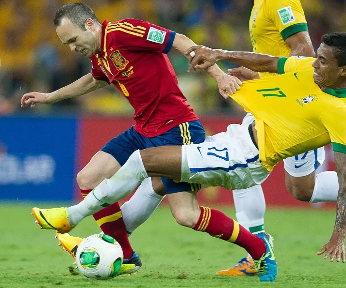 Iniesta, seul dans la nuit