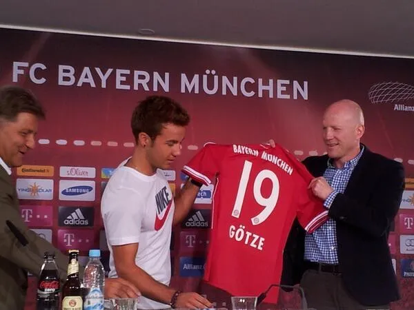 Photo : Götze portera le 19