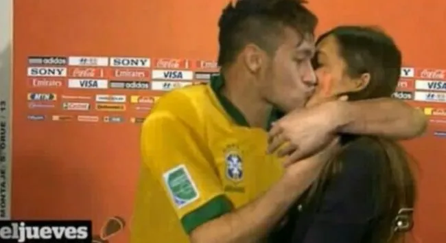 Photo : Neymar embrasse Sara Carbonero