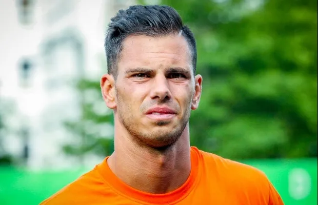 Aliadière le gréviste