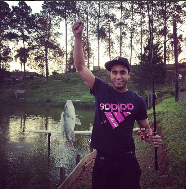 Photo : Lucas Moura à la pêche