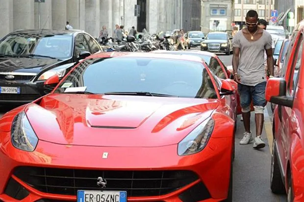 Photo : La nouvelle Ferrari de Balotelli