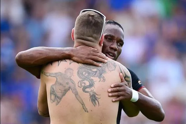 Photo : Drogba et son fan tatoué
