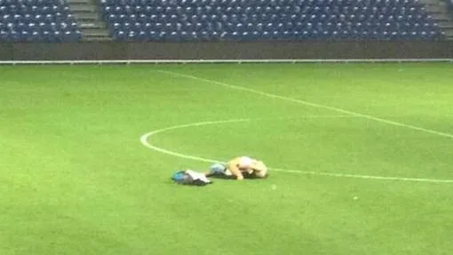 Photo : ils font l&rsquo;amour sur la pelouse