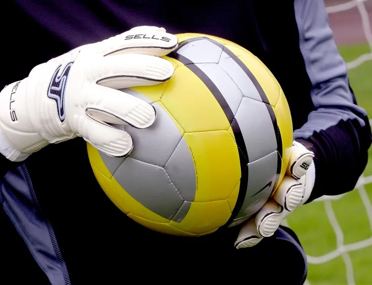 Expulsé, il sauve un mourant