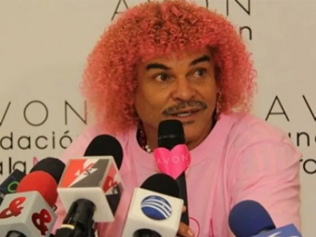 Photo: Valderrama les cheveux roses