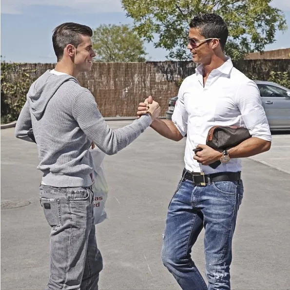 Photo: Bale pose avec CR7
