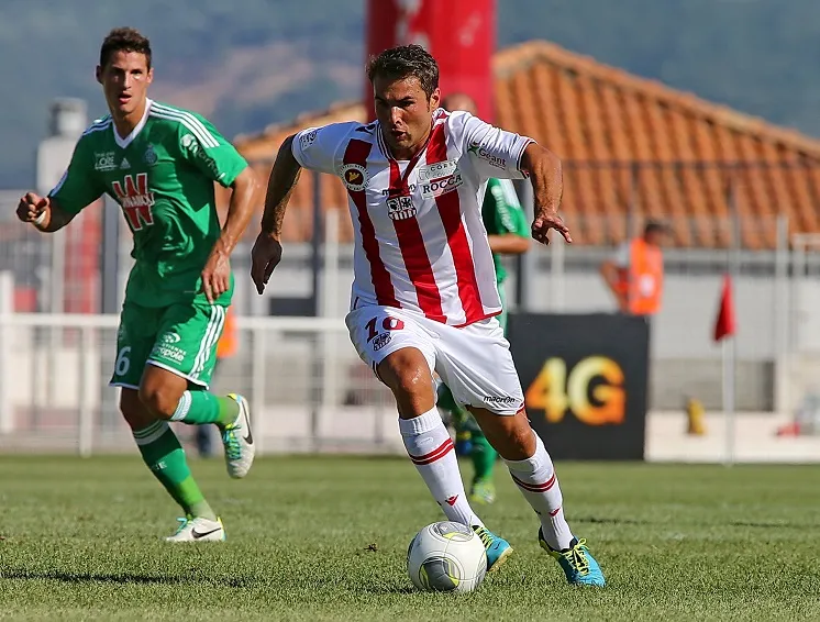 Mutu clashe un journaliste