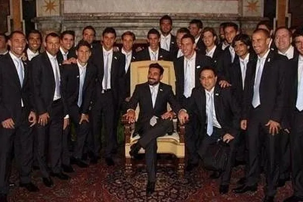 Photo: Lavezzi se prend pour le pape