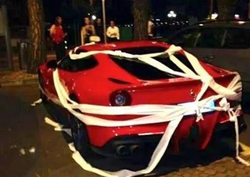 Photo : La voiture de Balotelli vandalisée