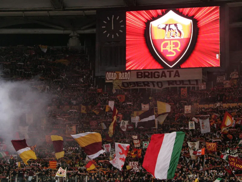 Les tifosi de la Roma chambrent la Lazio