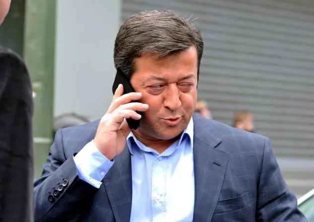 Le père de Mesut Özil porte plainte