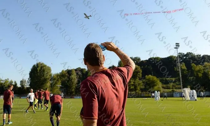 Photo: Le cadeau des tifosi à Totti