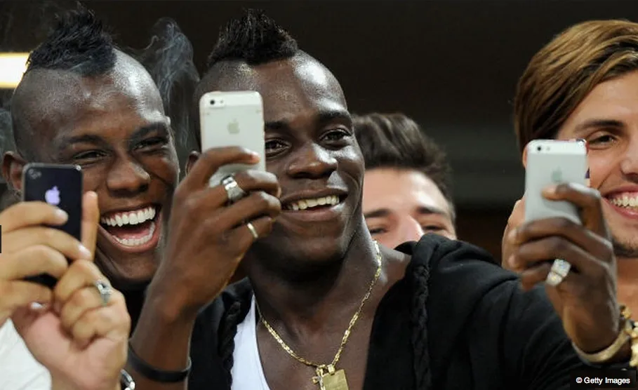 Photo: En tribune, Balotelli se la régale