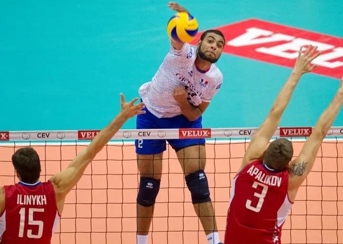 Pourquoi le football est il meilleur que le volleyball ?