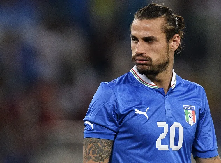 Osvaldo lui fait un enfant dans le dos