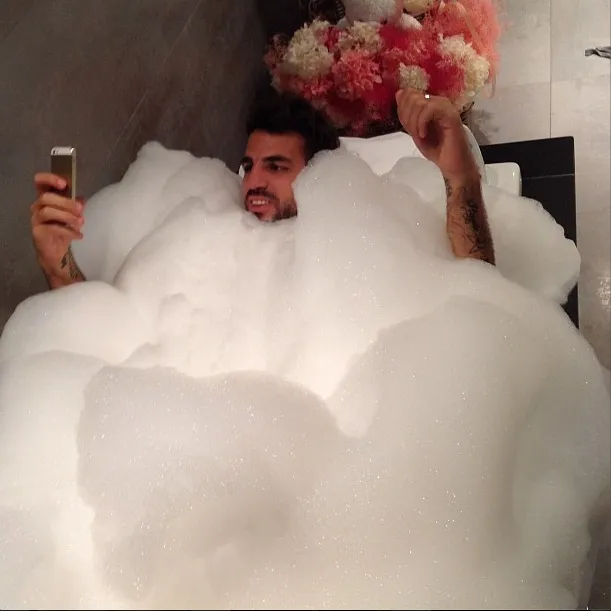 Photo: Fabregas joue dans son bain