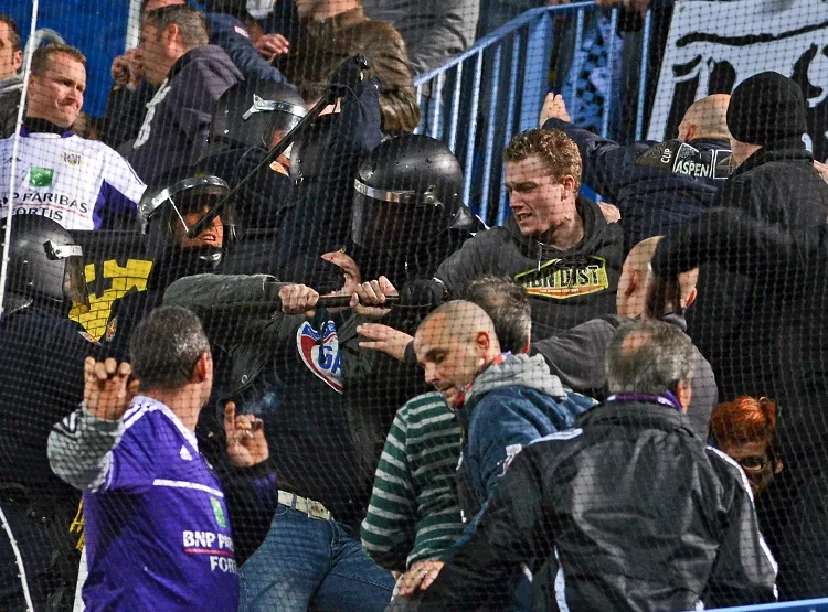 Le hooligan était… policier