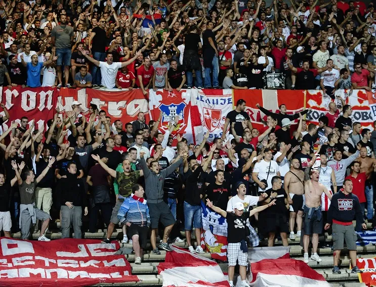 Les Ultras leur shampouinent leurs voitures