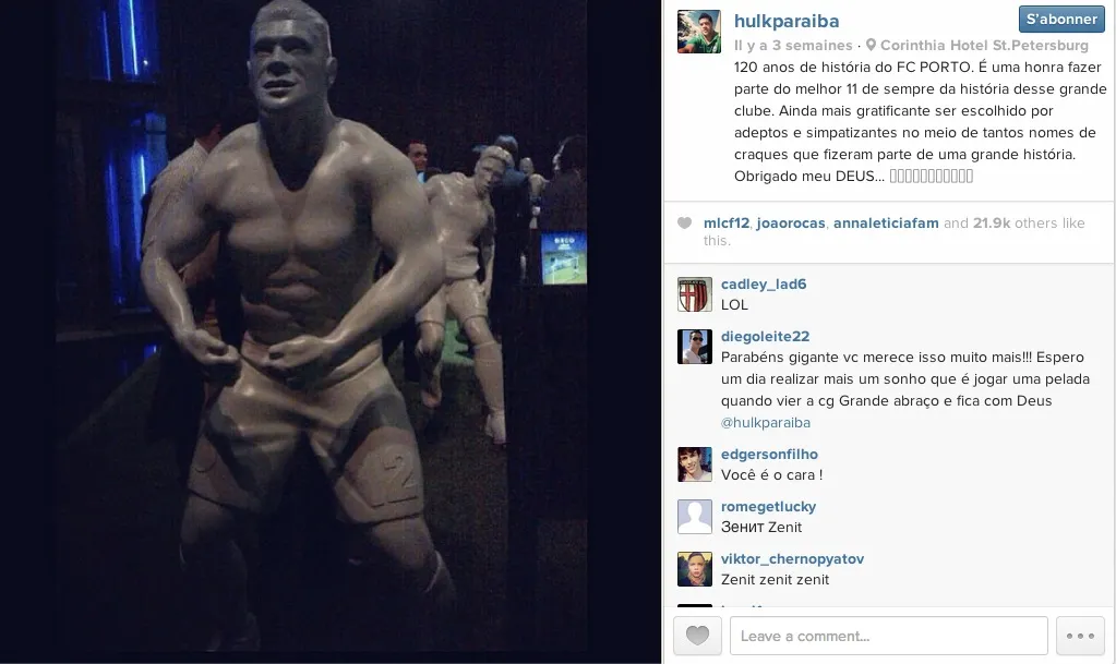 Photo: Hulk devant sa statue