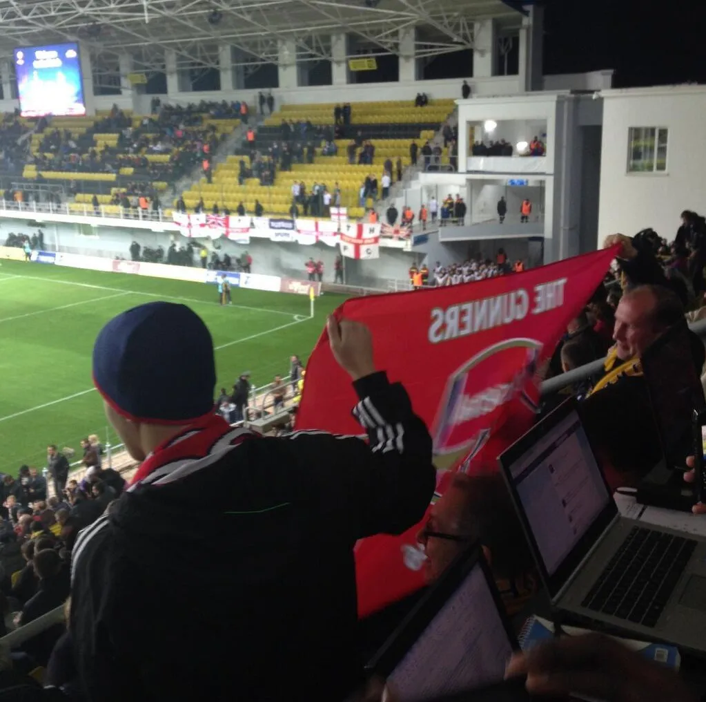 Photo : Le Sherrif brandit son Arsenal