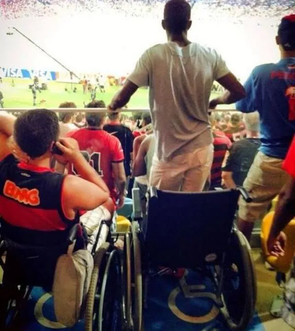 Photo: Paraplégique, il fête un but sur deux jambes