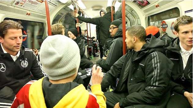 Photo : la Mannschaft prend le métro