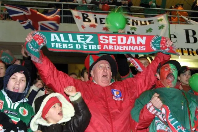 Sedan paye le déplacement à ses supporters