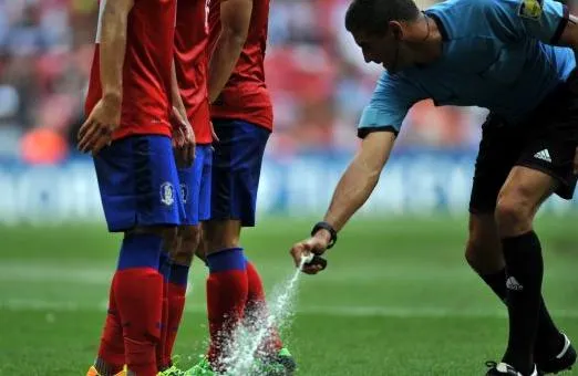 Des bombes à mousse pour les arbitres ?